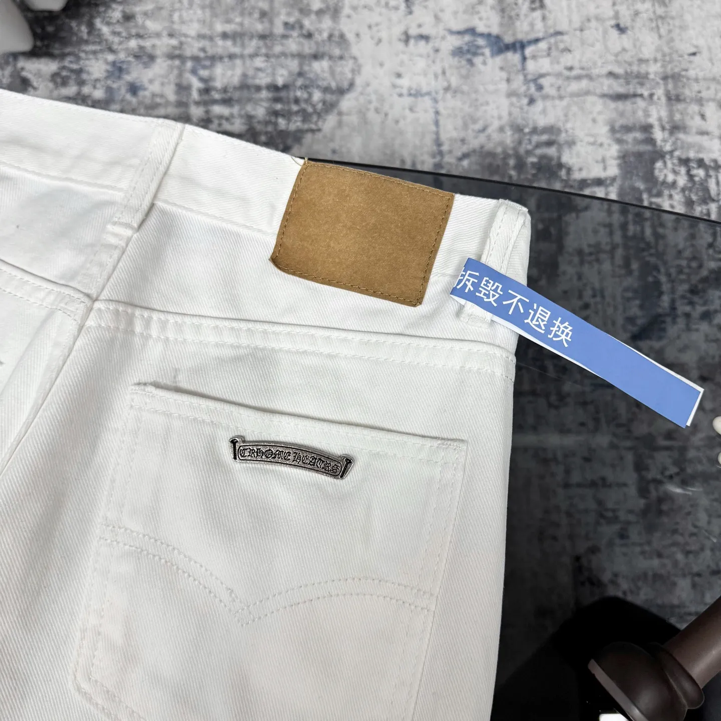 P250 Chrome Hearts CH Miami white and green limited edition cross patch leather jeans. Original purchased and printed. Really restores the ultimate texture of Vintage. Special Italian cowhide print and cut. Customized sheepskin three-layer thick line leather. The whole body is spliced in heavy water washing process. Craftsmen hand-splash ink. You can see the details. Three-dimensional cutting version. Loose and comfortable. Not picky on the figure. Makes you taller and slimmer. Factory Seiko. Original quality control. Same style for men and women. Can be matched with couples. Versatile recommendation. Necessary jeans for all seasons Color: white and green Size: S-XL (corresponding to 28-34)